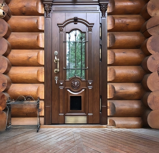 Парадная дверь с капителями