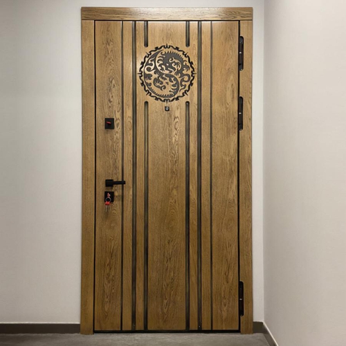 Квартирная дверь с фрезеровкой