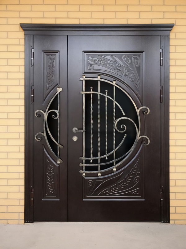 С фигурными стеклами и карнизом