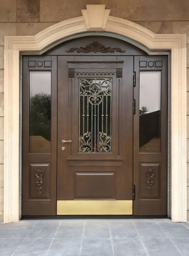Парадная коттеджная дверь