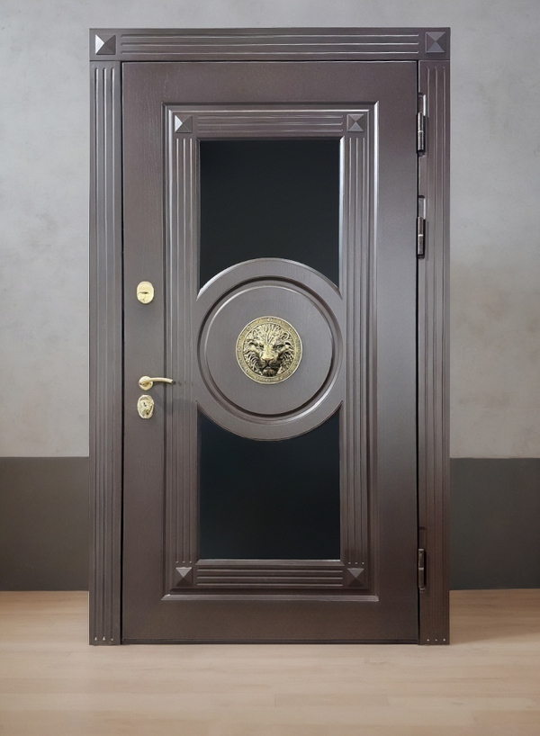 С чеканкой в виде льва