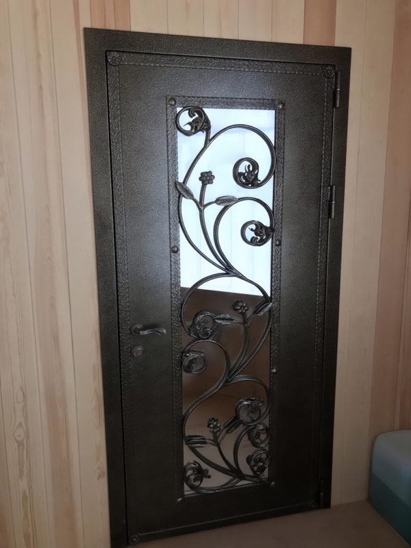 С большим стеклом и ковкой