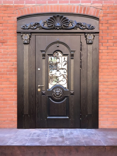 Парадная дверь с резьбой