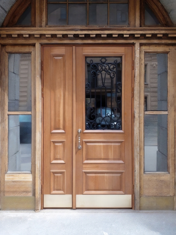 Дверь полуторной конструкции