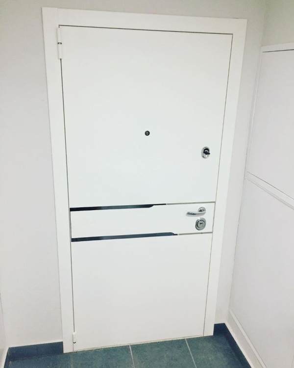 Белая дверь с зеркалом