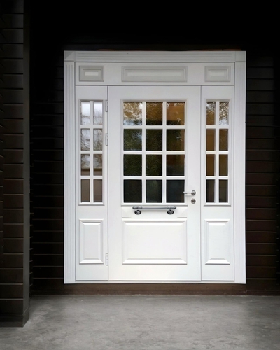 Парадная дверь белого цвета