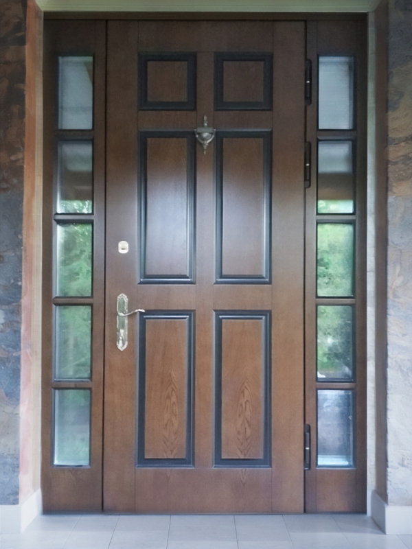 Парадная дверь со стеклами
