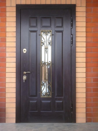 Дверь с ковкой и стеклом