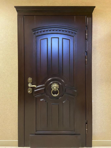 С кнокером и карнизом