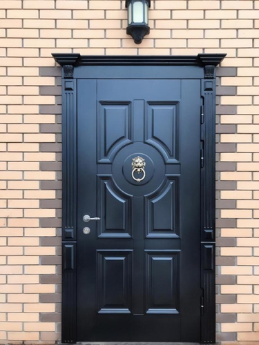 С капителями и кнокером