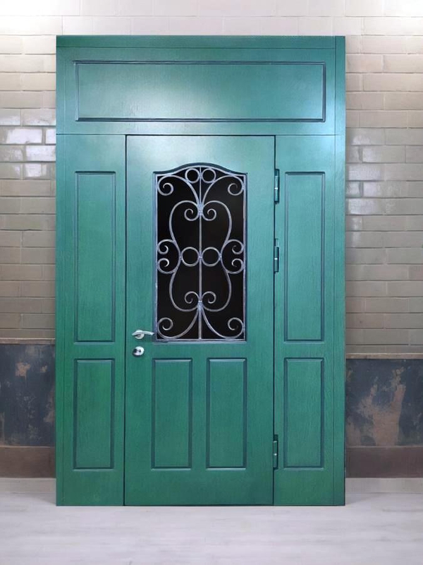 Зеленая нестандартная дверь