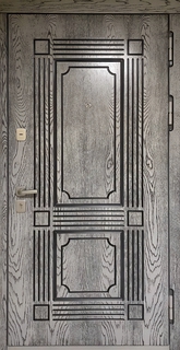 Металлическая дверь в квартиру (отделка панелями МДФ с патиной) Металлическая дверь в квартиру (отделка панелями МДФ с патиной)