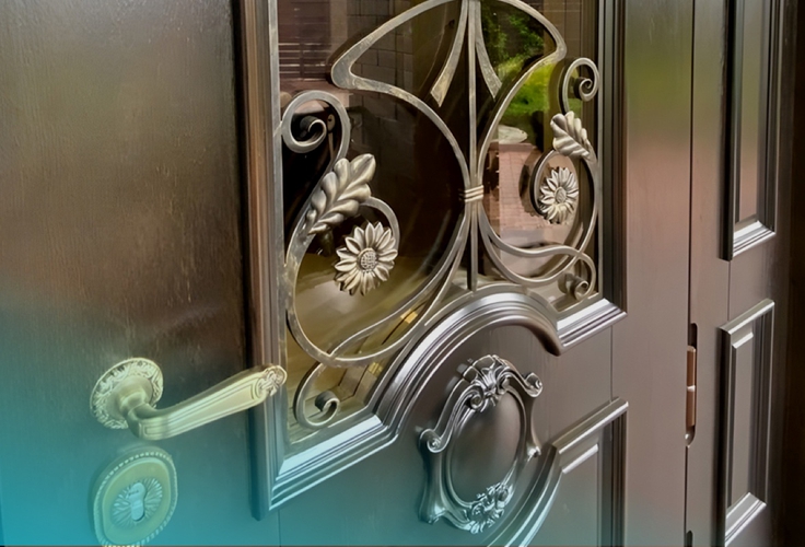 Двери с ковкой и стеклом