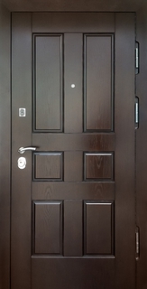 Металлическая дверь для квартиры с темно-коричневыми панелями МДФ шпон
