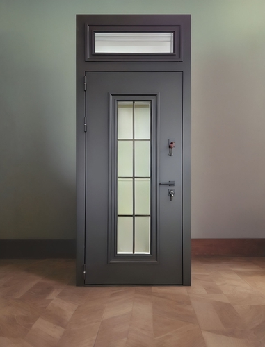 Остекленная входная дверь с верхней вставкой
