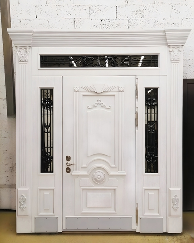 Белая парадная дверь с капителями