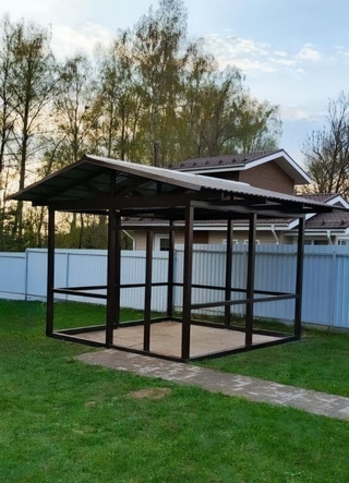 Двускатный навес из профнастила для зоны отдыха Двускатный навес из профнастила для зоны отдыха