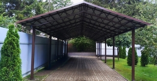 Двускатный навес из профнастила для стоянки автомобиля Двускатный навес из профнастила для стоянки автомобиля