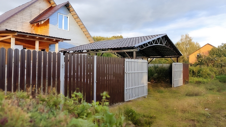 Навес под авто во двор частного дома с покрытием металлочерепицей Навес под авто во двор частного дома с покрытием металлочерепицей