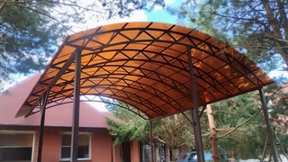 Арочный навес из оранжевого поликарбоната Арочный навес из оранжевого поликарбоната