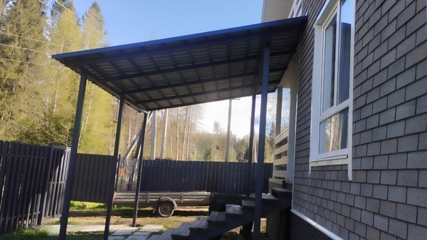 Навес-пристрой к дому с кровлей из профнастила