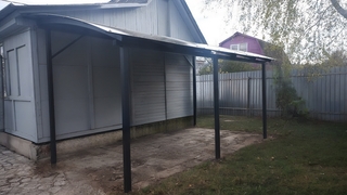 Полуарочный навес из поликарбоната (пристройка к дачному дому) Полуарочный навес из поликарбоната (пристройка к дачному дому)