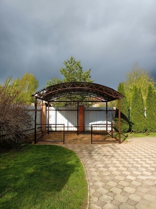 Арочный навес из поликарбоната для зоны отдыха на дачном участке Арочный навес из поликарбоната для зоны отдыха на дачном участке