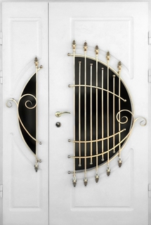 Металлическая полуторная термодверь с ковкой и стеклом (МДФ белого цвета)