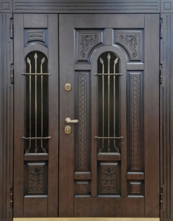 Полуторная остекленная термодверь с панелями МДФ шпон и ковкой