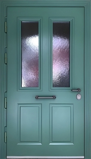 Стальная термодверь со стеклопакетами и отделкой зелеными панелями МДФ RAL